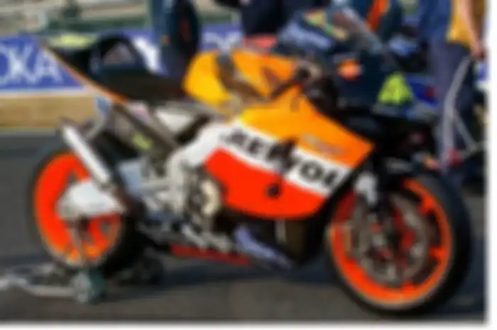 Masih ditunggangi Valentino Rossi, dibanding tahun sebelumnya, warna Honda RCV211V 2003 tampak lebih
