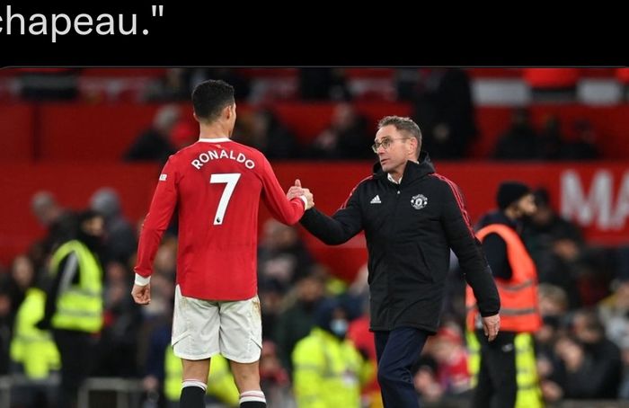 Ralf Rangnick bersalaman dengan Cristiano Ronaldo usai laga Manchester United vs Crystal Palace di Liga Inggris (5/12/2021).