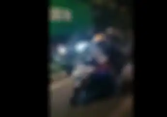 Tegang.. Video Detik-detik Ratusan Pemotor Kepung Toyata Alphard di Surabaya