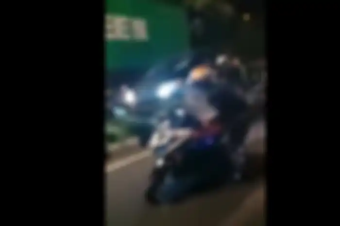 Detik-detik pengendara Alphard dikepung pemotor