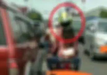 Bikin Merinding! Kepala Wanita Ini Seolah Berputar 180 Derajat Karena Pakai Helm Terbalik