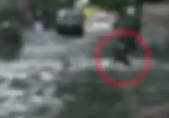Ngakak! Video Pemotor Honda Kharisma Kejebur Got Saat Banjir