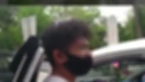 Rizki menghindari wartawan