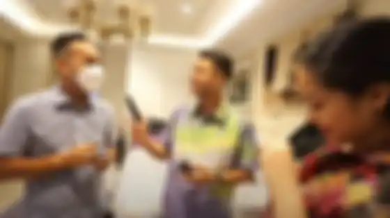Raffi Ahmad dan Nagita Slavina memberikan hadiah untuk pongki barata.