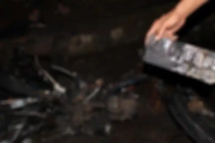 Motor yang dibakar oleh pemiliknya sendiri di Solo, Jawa Tengah