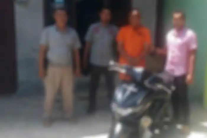 Seorang pria melarikan motor seorang tentara ketika sedang berduka karena istrinya meninggal dunia