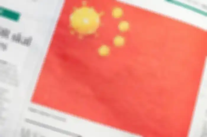 Sebuah ilustrasi satire muncul di sebuah surat kabar di Denmark yang mengubah lima bintang bendera China dengan virus corona