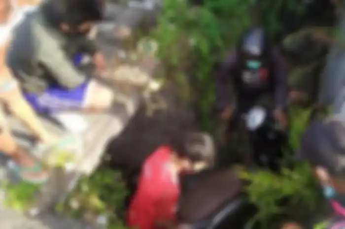 Bikin merinding, seorang pemotor tiba-tiba terjatuh ke selokan, warga sekitar menyebut lokasinya angker.