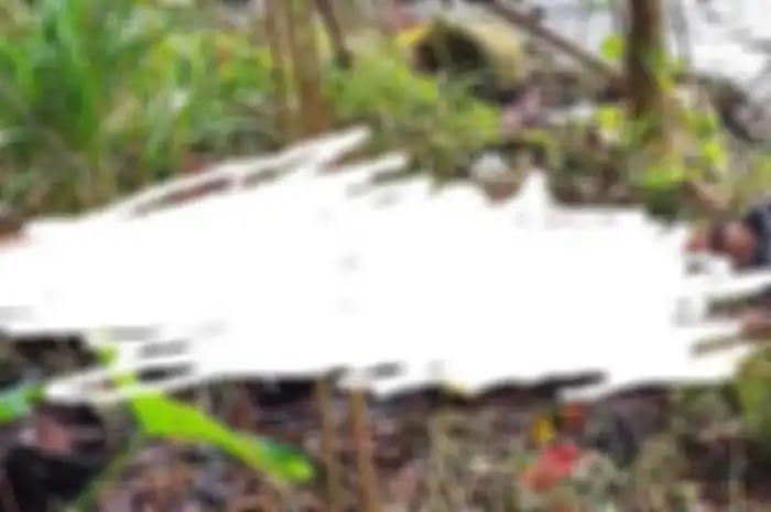 Driver ojol SA (35) terkapar setelah melakukan aksi bakar diri.