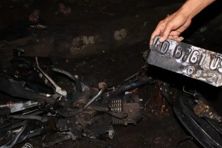 Kok Membakar Motor Sendiri Sampai Hangus Setelah Menabrak Halte Bus