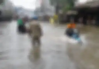 Terpaksa Lewati Genangan Air? Lakukan 10 Langkah Ini Biar Selamat