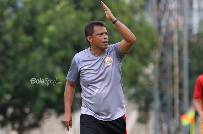 Pelatih Persija Jakarta, Sergio Farias, ketika memberikan arahan kepada timnya di Lapangan Sutasoma Halim, Jakarta Timur (9/3/2020)