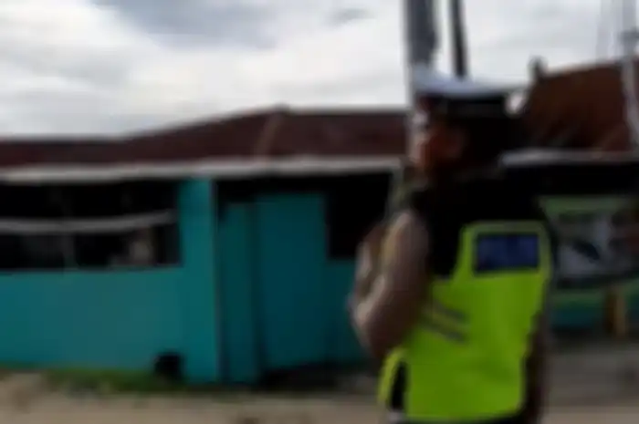 Seorang polisi dari Satlantas Polda Sultra menggalang dana untuk korban banjir Sulawesi.