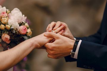 Ngaku Lebih Puas Tidur dengan Setan, Wanita Ini Nekat Nikahi Arwah Seorang Pria, Begini Prosesi Pernikahannya yang Dihadiri 12 Orang!