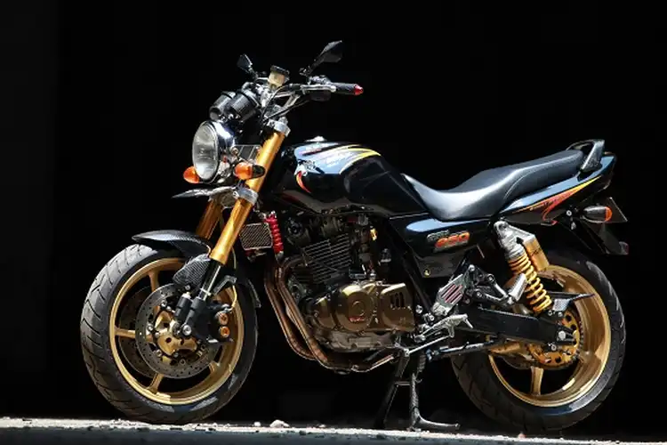 Dijejali Komponen Moge, Suzuki Thunder 250 Makin Kokoh dan Enak Dilihat
