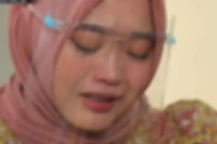 Putri Delina menangis saat membicarakan masalah keluarga dengan Mbak You