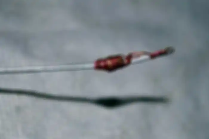 Lilitkan benang di ujung kabel yang dipotong
