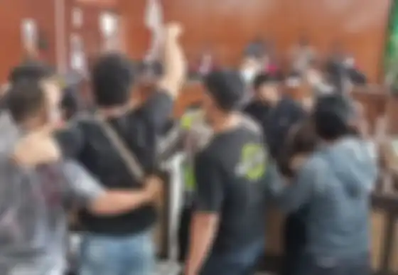 Sidang kasus Doni Salmanan di PN Bale Bandung Jawa Barat berakhir ricuh, Doni Salmanan dihukum penjara 4 tahun dan denda Rp 10 miliar.