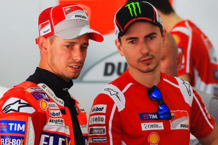 Pebalap penguji Ducati, Casey Stoner (kiri), berbincang dengan Jorge Lorenzo. 