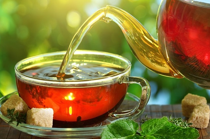 Stop kebiasaan minum obat dengan teh, kalau tidak bisa bahayakan kesehatan. Ini minuman lain yang tidak boleh diminum bareng obat.