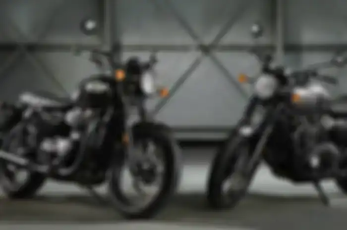 Triumph Bonneville T100 Jet Black dan Matte Black.