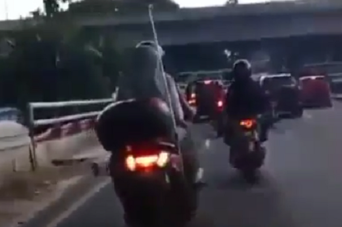 Yamaha Nmax bonceng penumpang gak pakai helm