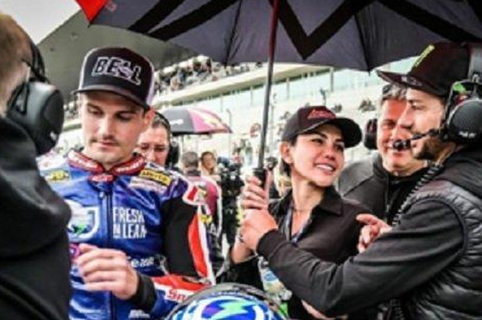 Putus dengan mantan pembalap MotoGP John Hopkins, Nikita Mirzani ungkap karena berbeda agama