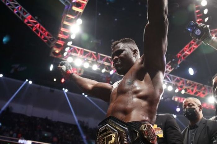 Petarung kelas berat UFC asal Kamerun. Francis Ngannou ungkap fakta tak biasa di balik duel Leon Edwards vs Usman