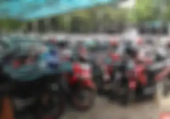 Perbedaan Cewek dan Cowok Ketika Parkir Sepeda Motor, Hasilnya..