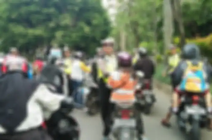 Polisi saat mengadakan razia