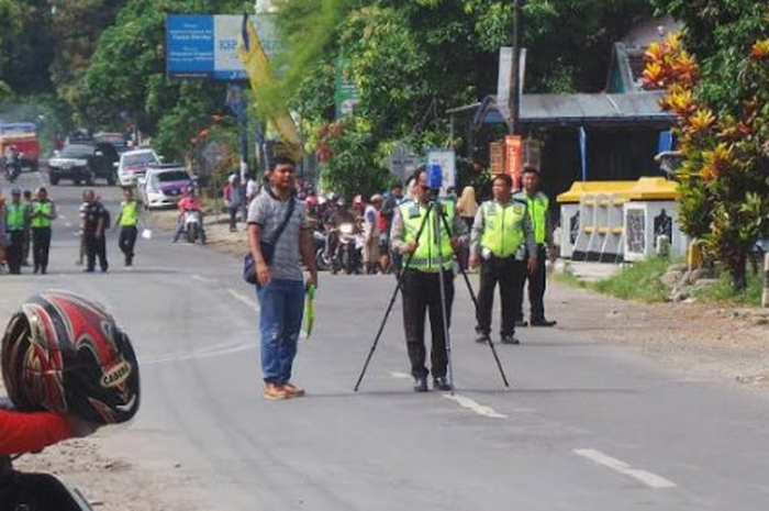 Olah TKP Kepolisian atas truk mau Brebes