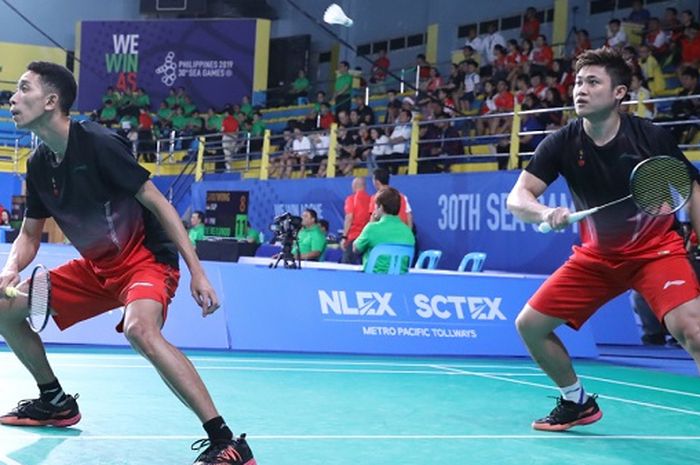 Pebulu tangkis Indonesia, Wahyu Nayaka Arya Pankaryanira/Ade Yusuf Santoso beraksi di cabor bulu tangkis perorangan SEA Games 2019 pada Jumat (6/12/2019).