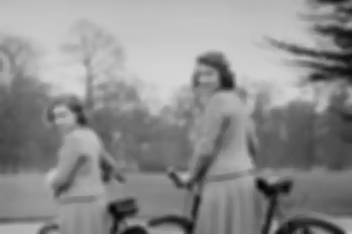 Ratu Elizabeth II dan sang adik, Princess Margaret saat bersepeda bersama