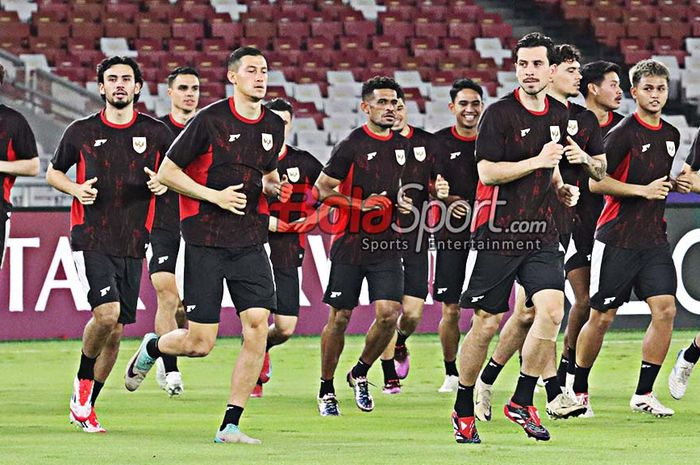 Sejumlah pemain Timnas Indonesia sedang menjalani sesi latihan di Stadion Gelora Bung Karno, Senayan, Jakarta, Senin (24/3/2025).