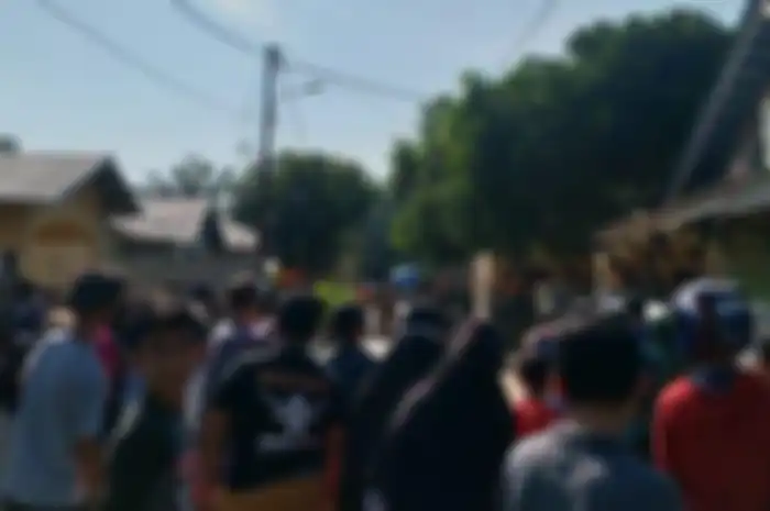 Warga melihat lokasi pesawat jatuh di Desa Kubang Raya, Kecamatan Siak Hulu, Kampar, Riau, pada Senin (15-6-2020) 