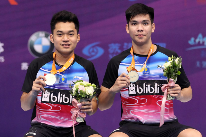 Pasangan ganda putra Indonesia, Leo Rolly Carnando (kiri)/Daniel Marthin, berpose di podium juara Kejuaraan Asia Junior 2019, di Suzhou Olympic Sports Centre, Suzhou, China, Minggu (28/7/2019).