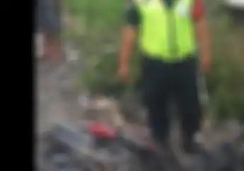 Ngeri! Honda Vario Hancur Ditabrak Kereta Api, Begini Kondisi Pengendara Saat Ditolong Warga