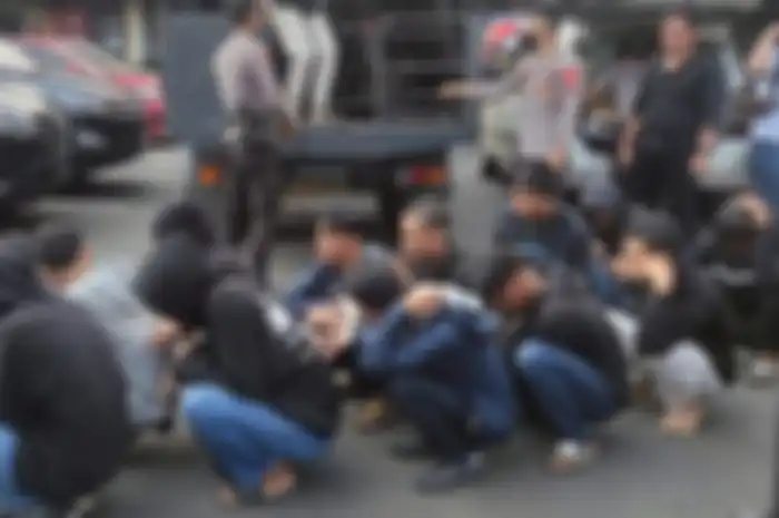 Ilustrasi para anggota geng motor dibuat ciut nyali saat ditangkap polisi.
