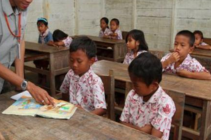 Ilustrasi guru sedang mengajar 