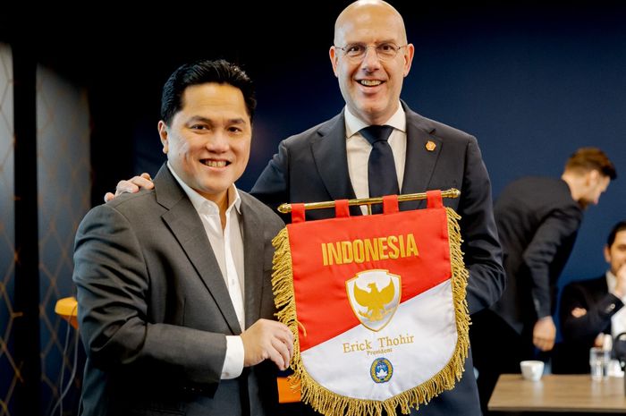 Ketua Umum PSSI, Erick Thohir (kiri), berfoto dengan Gijs de Jong yang merupakan Sekretaris Jenderal KNVB.