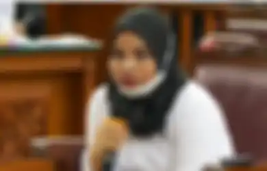 Mendadak Berhijab Ketika Bersaksi, Susi Dicurigai Pakai Handsfree saat Sidang, Penampilan Sehari-hari ART Ferdy Sambo Disorot