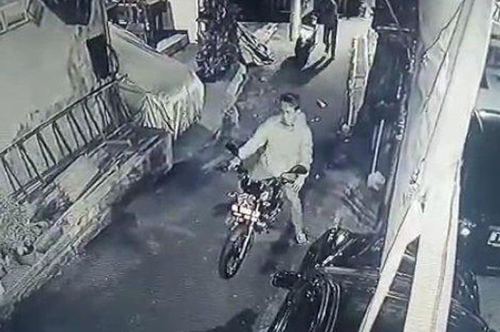 Bikin hati ambyar, motor legendaris Yamaha RX-King digondol maling, pelakunya empat orang dan terekam CCTV.