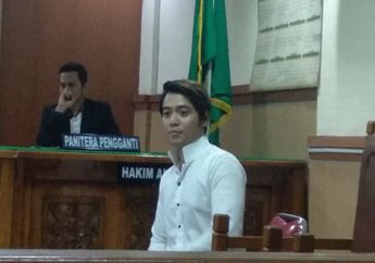 Dituntut 4 Tahun Penjara, Tangis Kriss Hatta Pecah di Hadapan Hakim