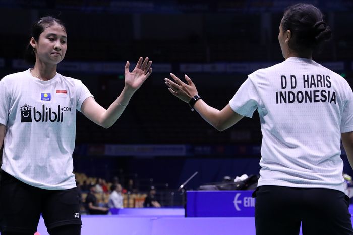 Ekspresi Rizki Amelia Pradipta (kiri) saat coba menyambut lambaian tangan Della Destiara Haris (kanan) saat keduanya tampil pada perempat final Kejuaraan Asia 2019, Jumat (26/4/2019)