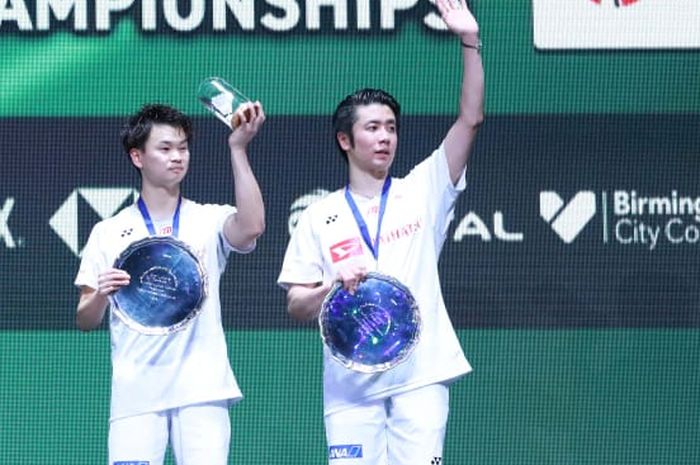 Pasangan ganda putra Jepang, Hiroyuki Endo/Yuta Watanabe (kanan) di podium juara All England Open 2020, Minggu (15/3/2020).