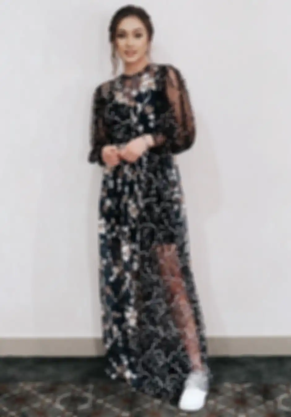 Dress hitam buat outfit kondangan ala Caitlin Halderman