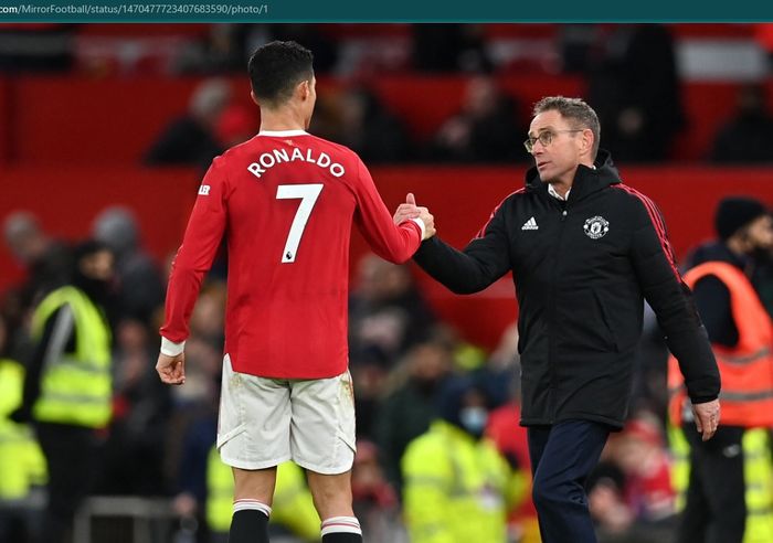 Cristiano Ronaldo dan Ralf Rangnick usai laga Manchester United.