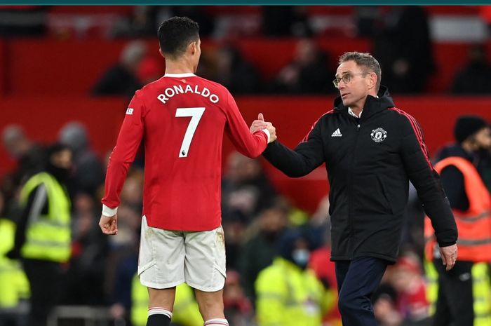 Cristiano Ronaldo dan Ralf Rangnick usai laga Manchester United.