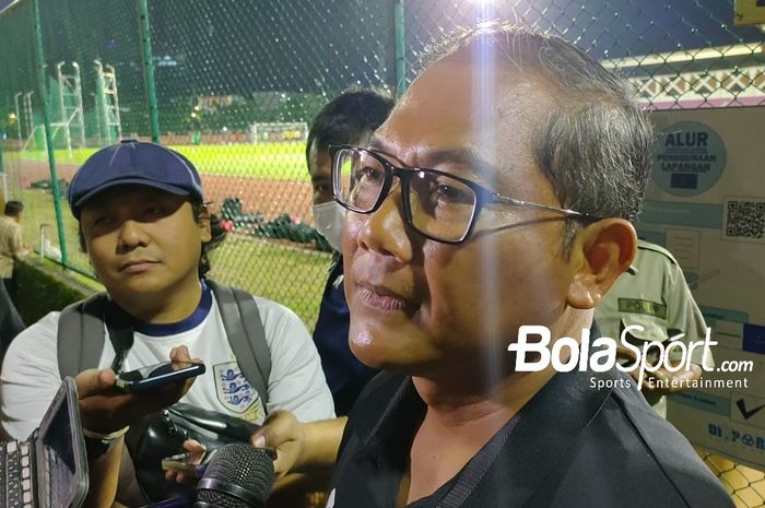 Asisten manajer timnas U-19 Indonesia, Sumarji saat latihan timnas U-19 Indonesia jelang Kualifikasi Piala Asia U-20 2023 di Lapangan Thor, Surabaya, Selasa (13/9/2022).