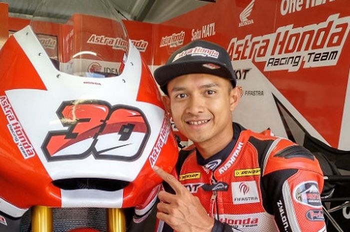 Pebalap AHRT Indonesia, Dimas Ekky Pratama, berpose setelah sesi kualifikasi Moto2 